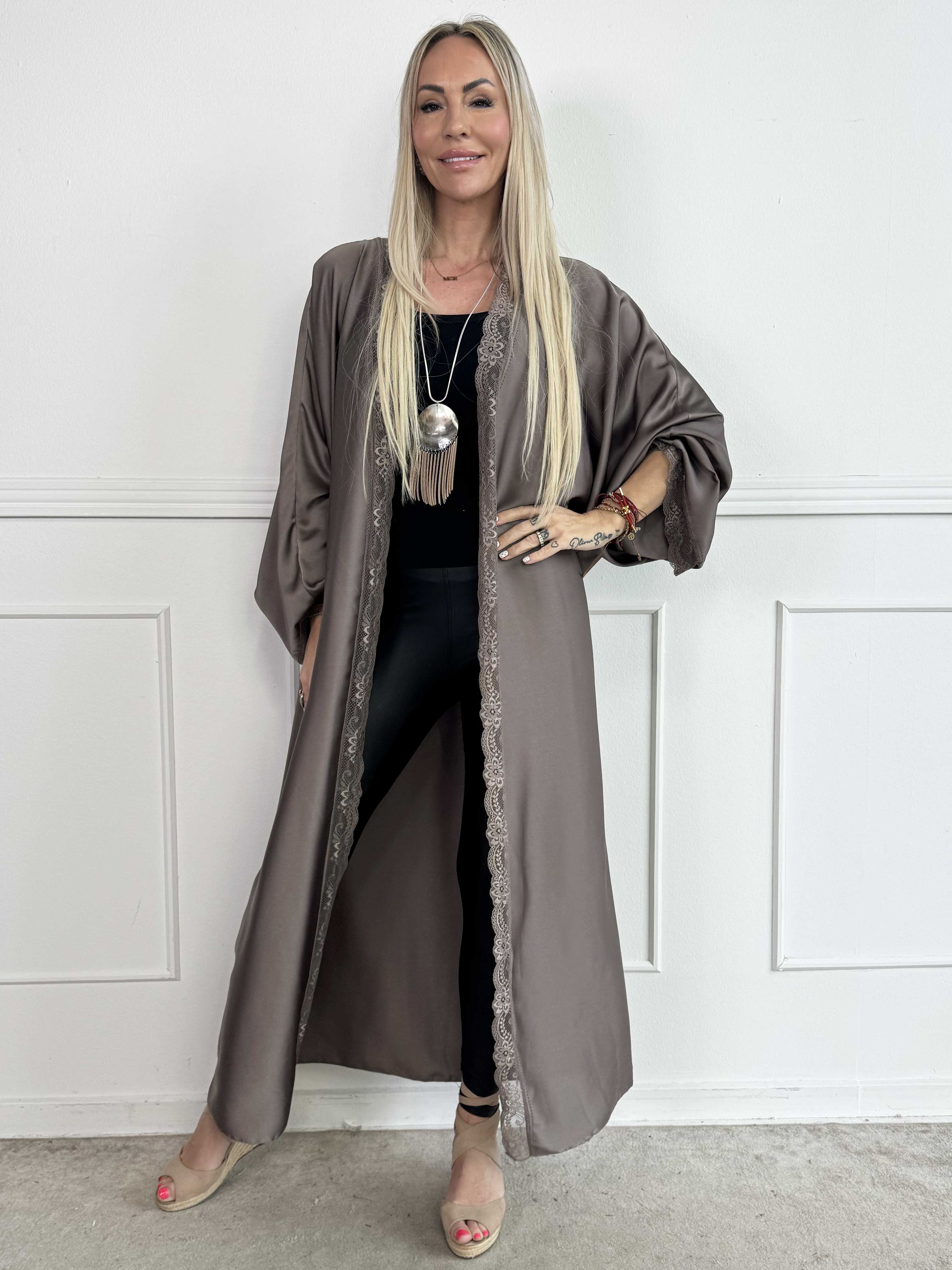 Deiene - Lang kimono i silkelook med elegant blondekant for et let og sofistikeret udtryk
